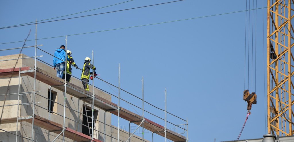 Einsatz BF Koeln Kran beruehrt Oberleitung DB Koeln Gremberg Taunusstr P163.JPG